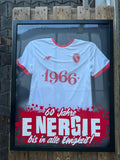 60 Jahre Energie Cottbus Trikot im Rahmen mit Malerei - 60 x 84cm
