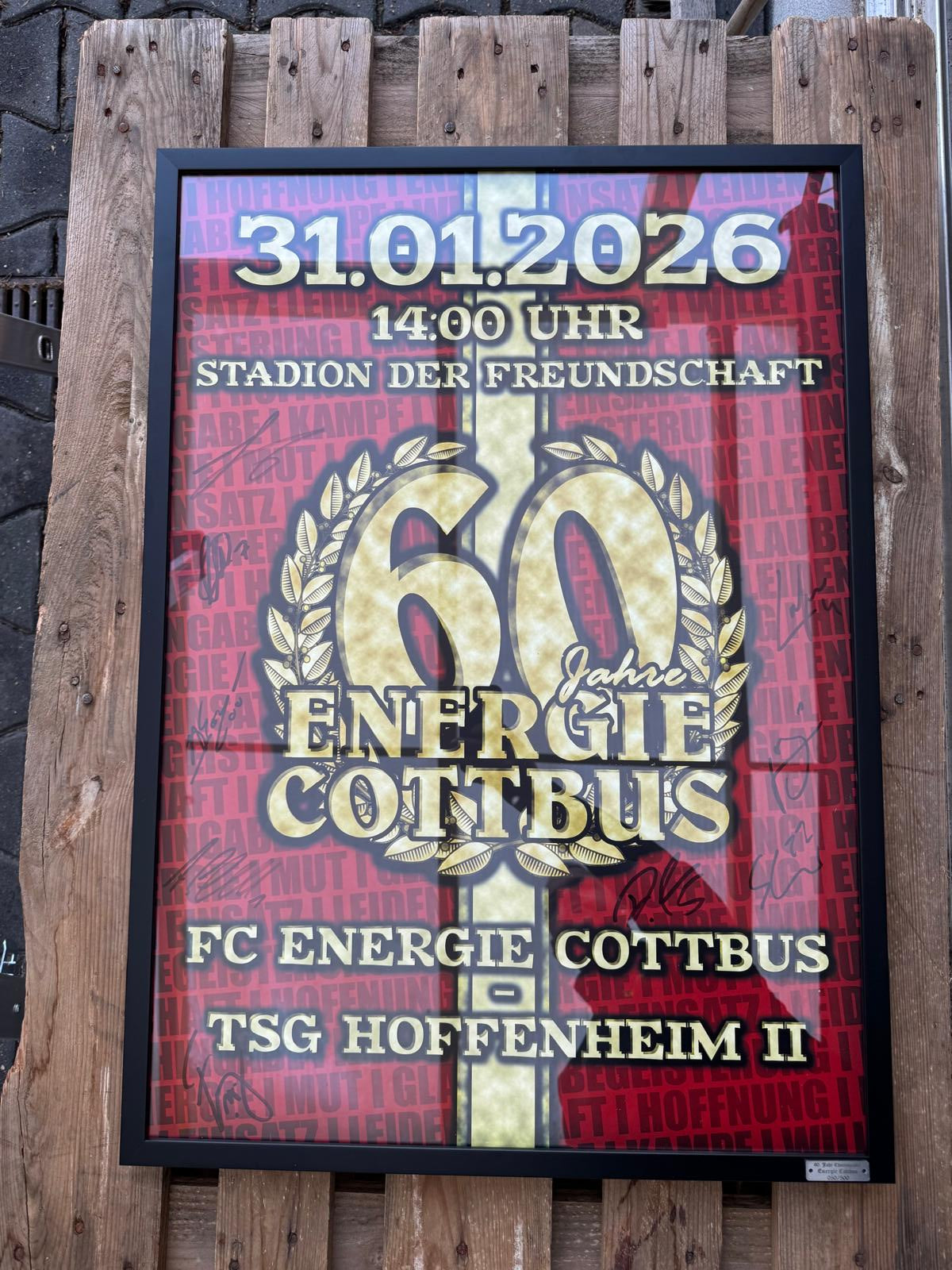 60 Jahre Energie Cottbus Plakat mit Unterschriften im Rahmen - 60 x 84 cm